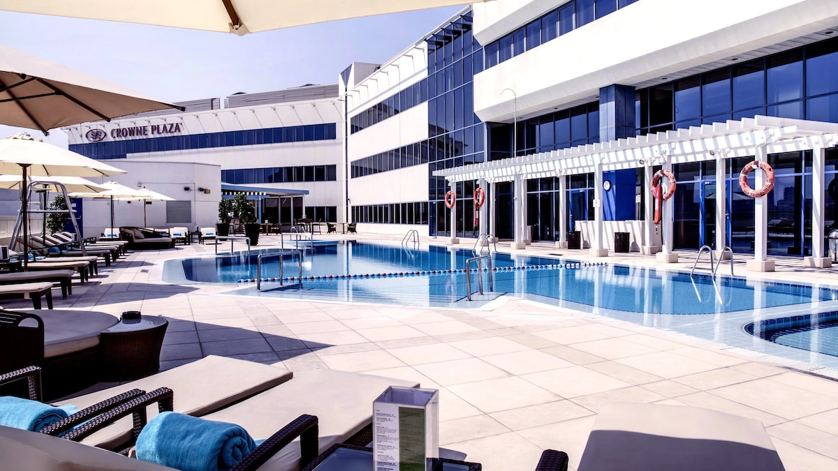 استخر هتل کراون پلازا دیره دبی